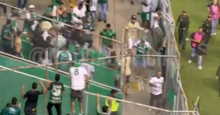 Hinchas del Deportivo Cali peleando en clásico contra América de Cali. 