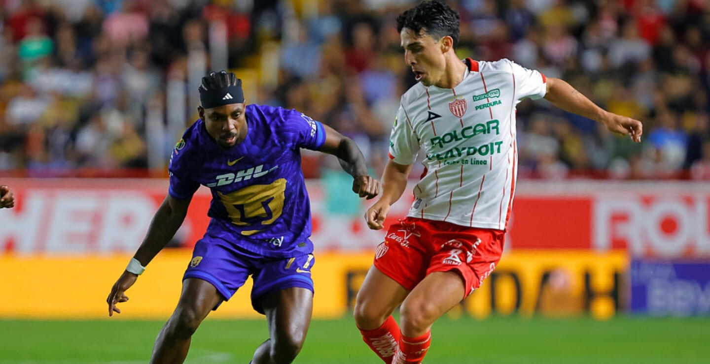 Álvaro Angulo en juego con Pumas de la UNAM en la Liga MX.