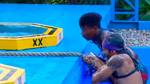 Yoifer ayuda a Santi en el Box Azul del Desafío 2024.