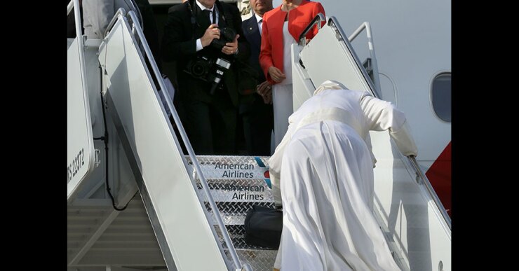 El papa Francisco, quien a raíz de un tropezón en la escalerilla de su avión trascendió que sufre de la cadera, culmina su última etapa de la gira por Estados Unidos.