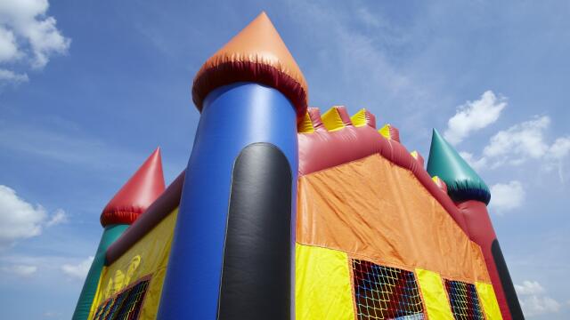 Tragedia en Francia por castillo inflable que el viento elevó: murió un papá y su hijita está grave Tragedia en Francia por castillo inflable que el viento elevó: murió un papá y su hijita está grave