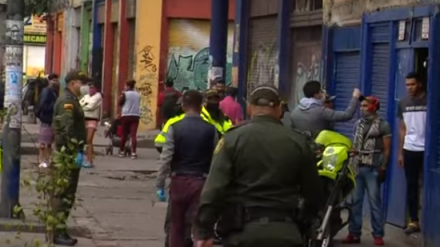 Doble drama: duermen hasta 30 personas en una habitación y, a veces, no tienen para pagar la noche 