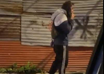 Mujer celosa peleando con la pareja