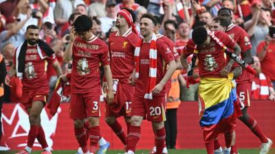 Diogo Jota (20) falleció en un accidente automovilístico. Mohamed Salah (al fondo) le dejó un mensaje emotivo para despedirlo. 