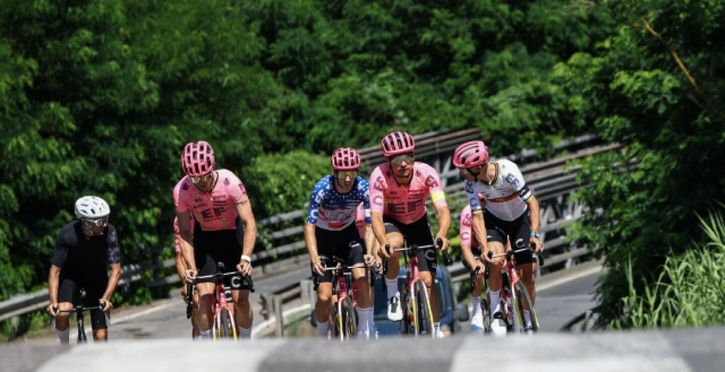 Grupo de ciclistas en la previa del Tour de Francia 2024