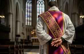 Sacerdote es sorprendido con la novia de un feligrés en situación comprometedora Sacerdote es sorprendido con la novia de un feligrés en situación comprometedora