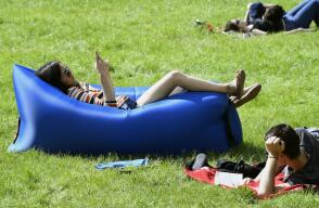 366614_Gente tomando el sol / Foto: AFP