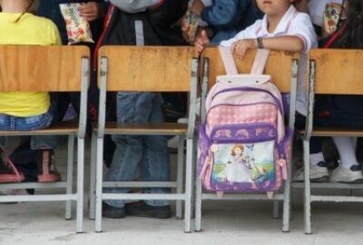 La menor se quejó de un fuerte dolor de estómago tras comerse el pesado de vidrio, por lo que tuvo que ser trasladada de urgencia a una clínica de Suba, noroccidente de Bogotá.
