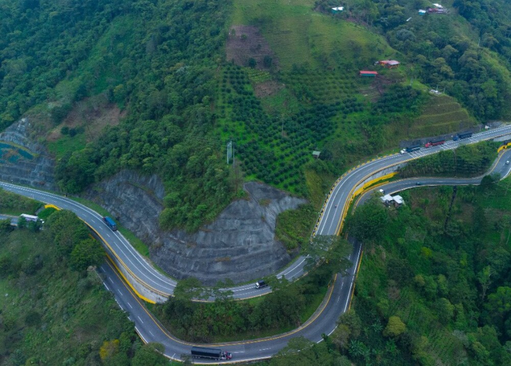 cruce de Cordillera Central Foto twitter IvanDuque (1).jpg