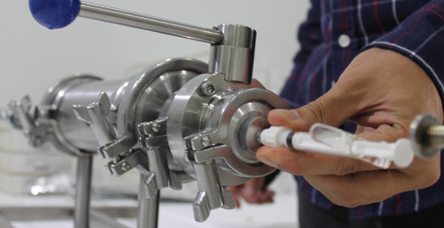 135576_Máquina en la que se fabrica el injerto óseo sintético / Foto: @BluMedellin