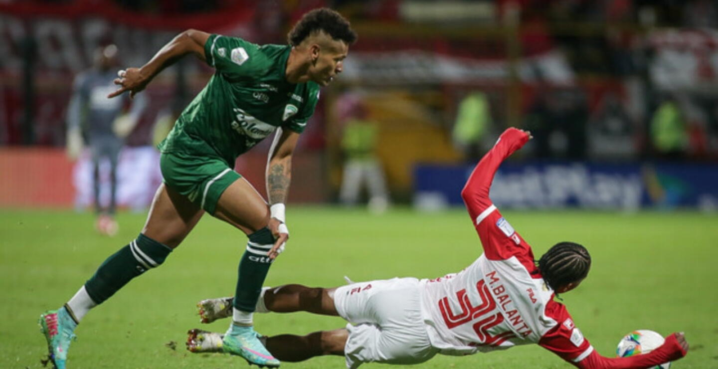 Acción de juego entre La Equidad y Santa Fe, por la fecha 13 de la Liga BetPlay I-2025.
