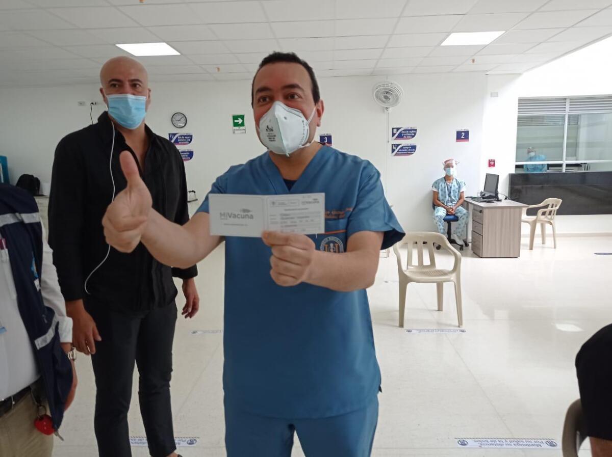 Primer médico huilense vacunado.jpeg