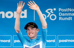 Mattias Skjelmose durante ceremonia de premiación de la Vuelta a Dinamarca 2023