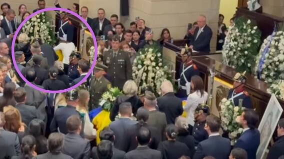 Cha của Miguel Uribe khóc bên quan tài tại Quốc hội; video ghi lại khoảnh khắc này