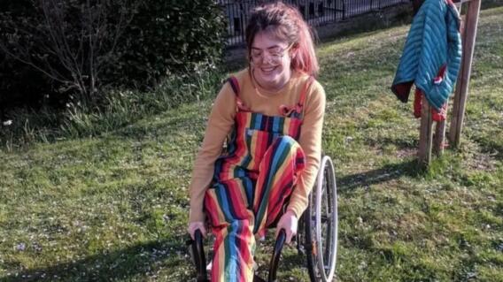 Mujer quedó paralítica luego de que un hombre le cayera encima Mujer quedó paralítica luego de que un hombre le cayera encima