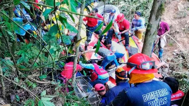 Dos colombianos, entre víctimas mortales tras caer bus a abismo en Ecuador Dos colombianos, entre víctimas mortales tras caer bus a abismo en Ecuador