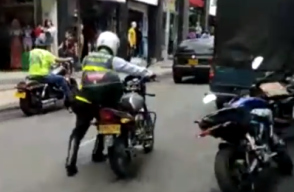 376589_Agente de tránsito infractor. Foto: Cortesía