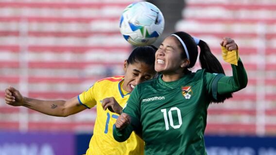 Acción de juego entre Bolivia y Colombia femenina en la Liga de Naciones de la Conmebol.