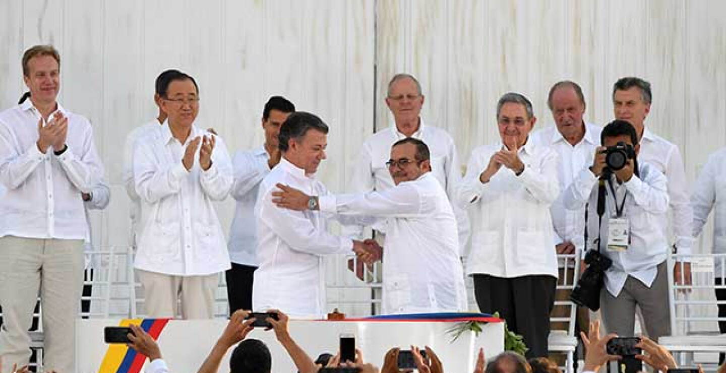 mano-firma-paz_0.jpg