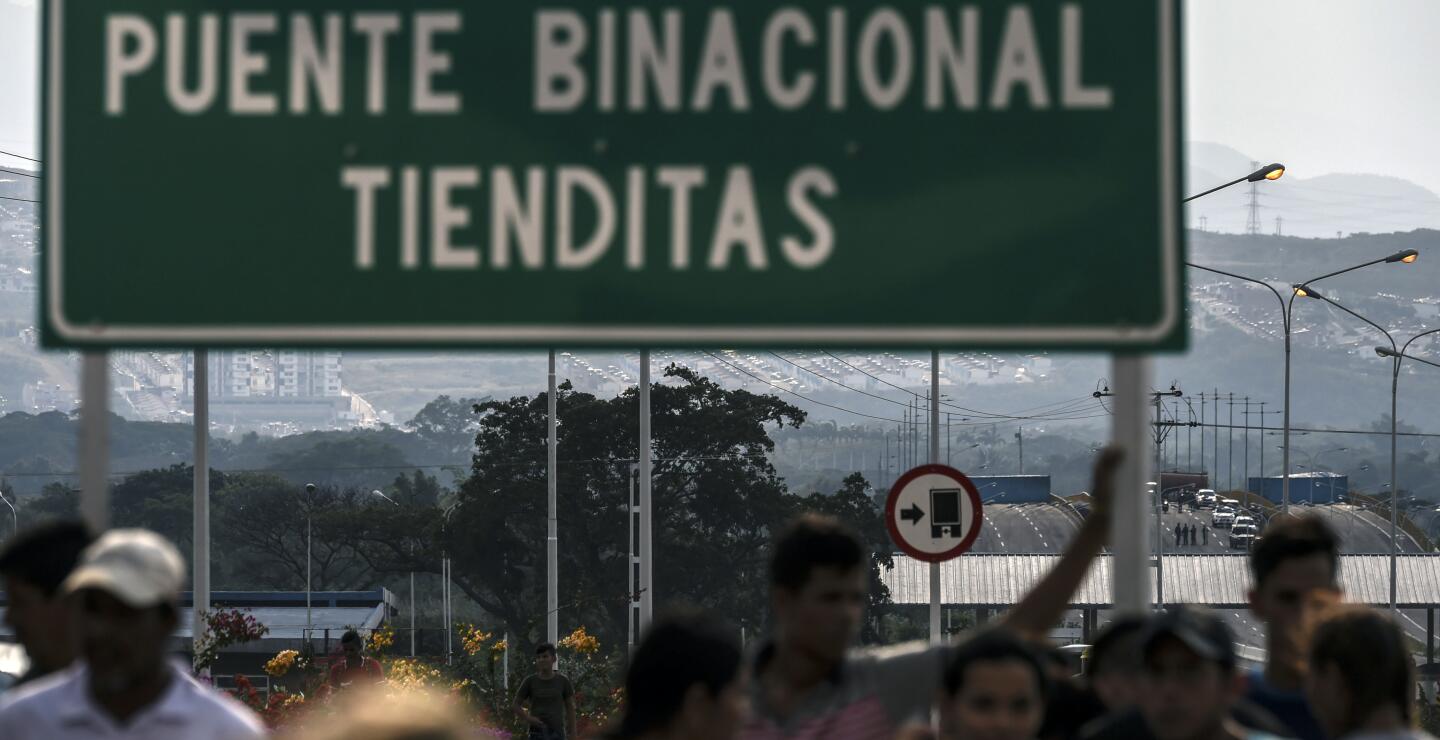 327809_BLU Radio. Puente Tienditas - AFP