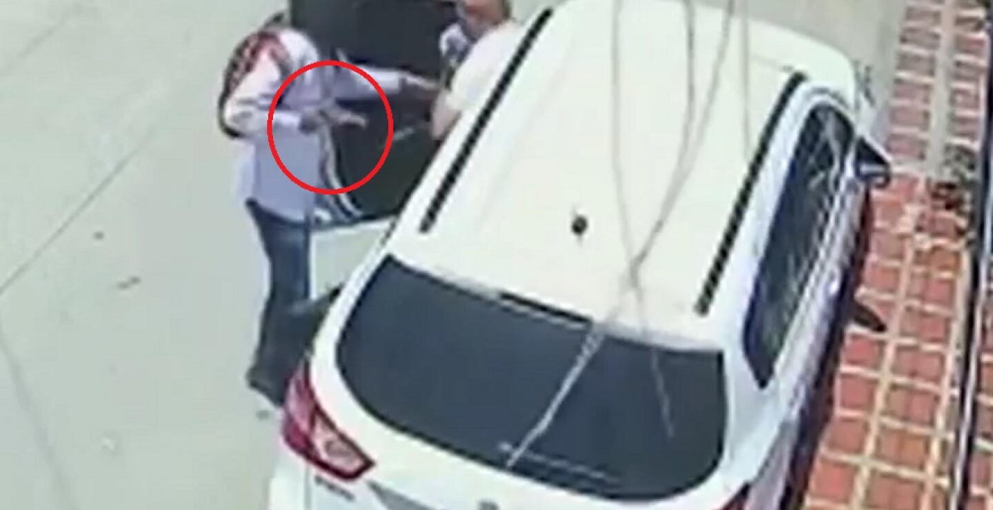 Impresionante video: un exsecretario de Tránsito se defendió de un fletero que por poco lo roba