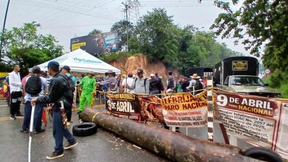 Campesinos bloquean la vía hacia el Aeropuerto en Lebrija.jpg