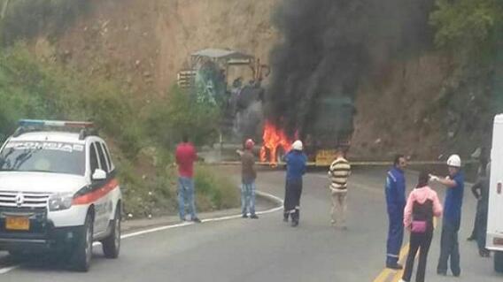 272878_Porf más de tres horas estuvo cerrada la vía en el sector Pescadero. Foto: BLU Radio Bucaramanga