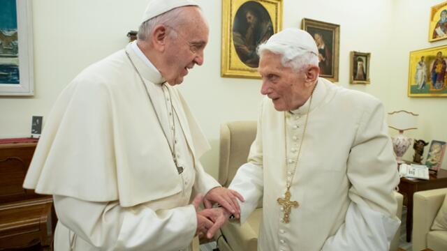 Benedicto XVI le pide al papa Francisco desistir de la idea de ordenar sacerdotes a hombres casados