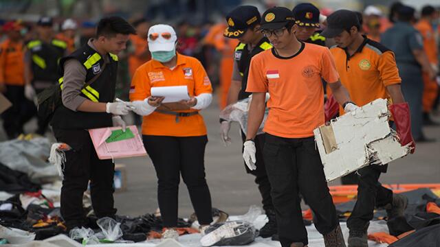 Ejército indonesio rastrea la posible localización de la caja negra del avión accidentado Ejército indonesio rastrea la posible localización de la caja negra del avión accidentado