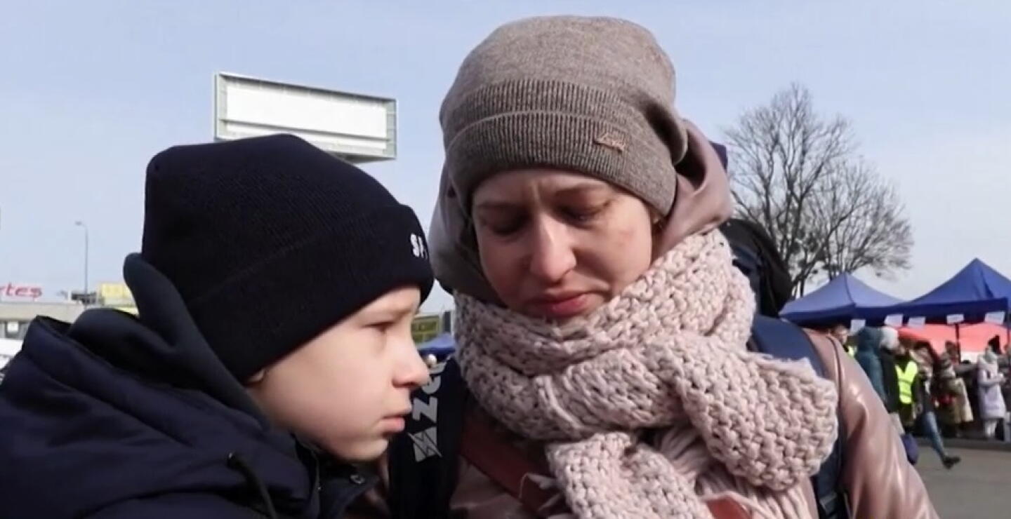 Niño con autismo huye de Ucrania junto con la mamá y le dice que “todo está bien”: conmovedor video