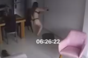 Mujer sale en bola en pleno temblor