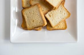 Niño con fobia a la comida vivió de comer pan tajado y yogurt durante 10 años
